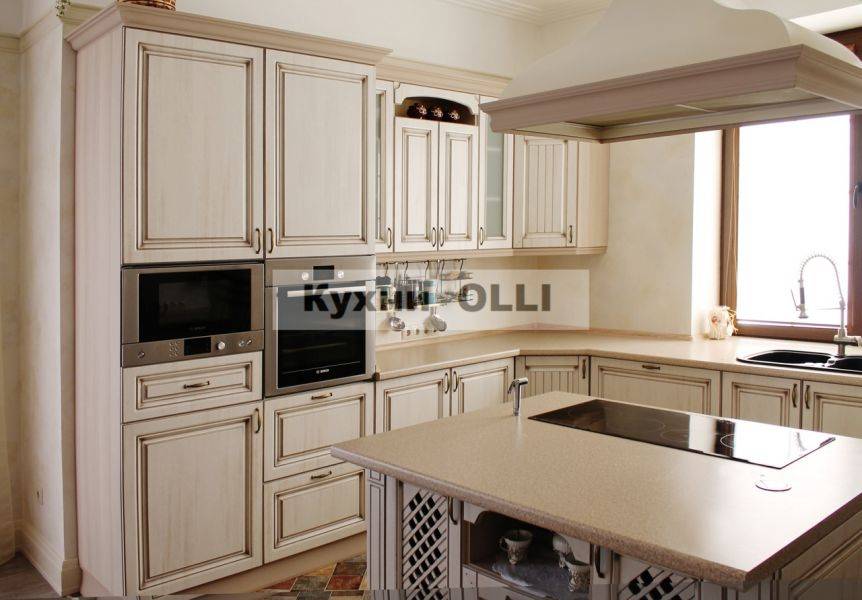 угловая кухня с островом в Ижевске