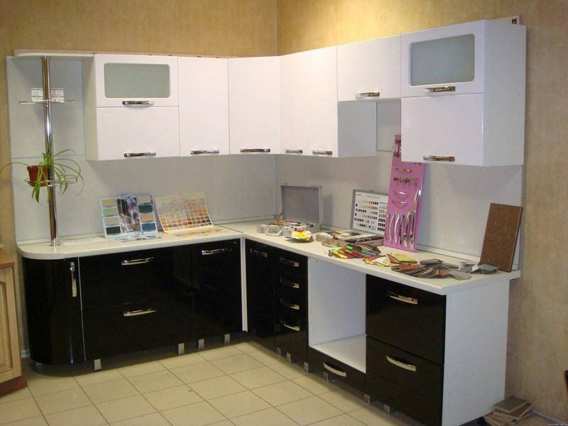 угловая кухня с витриной в Ижевске
