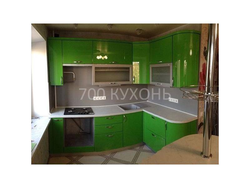 яркая зеленая угловая кухня в Ижевске
