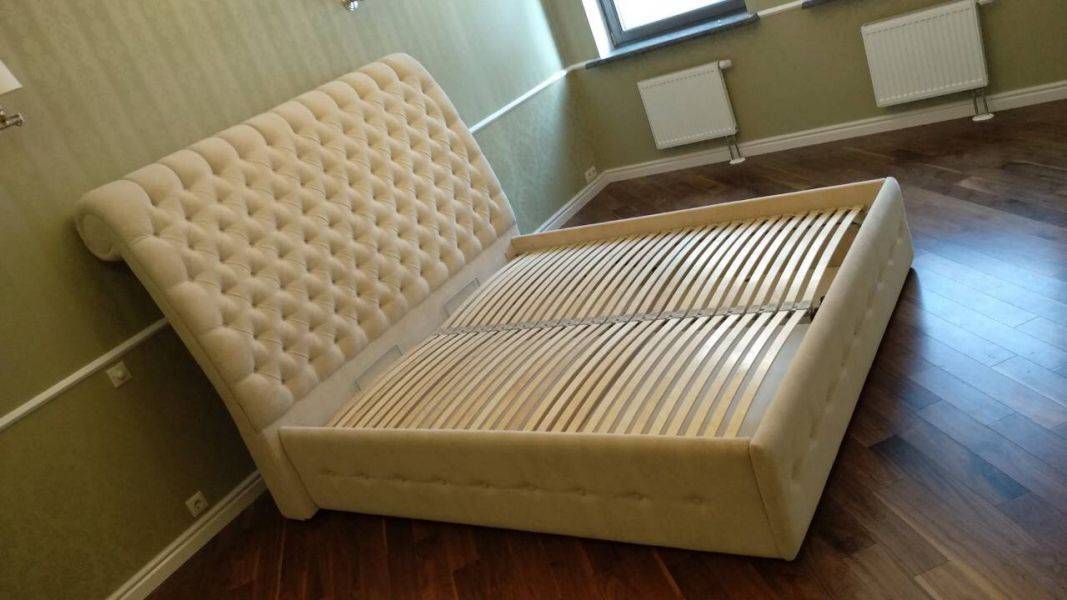 светлая кровать с каретной стяжкой в Ижевске
