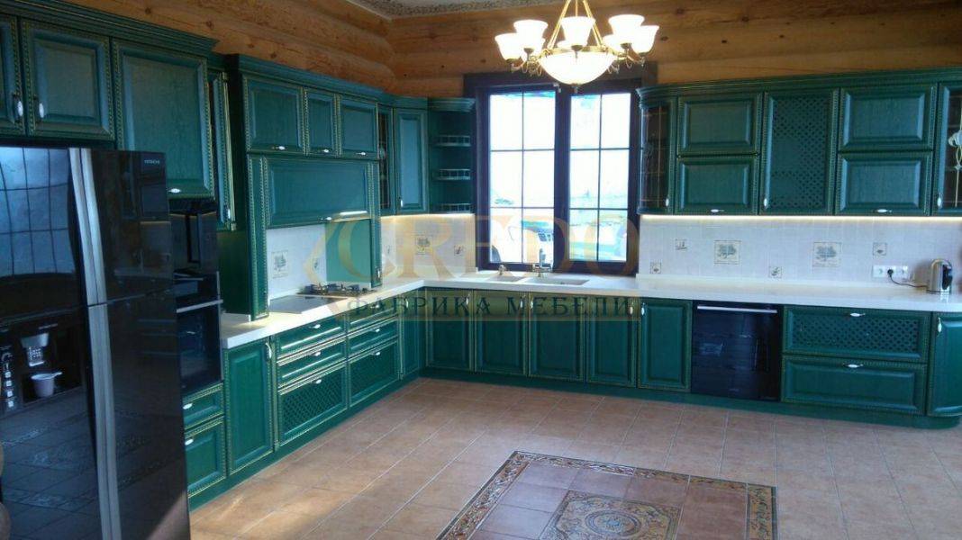 большая узумрудная кухня в Ижевске