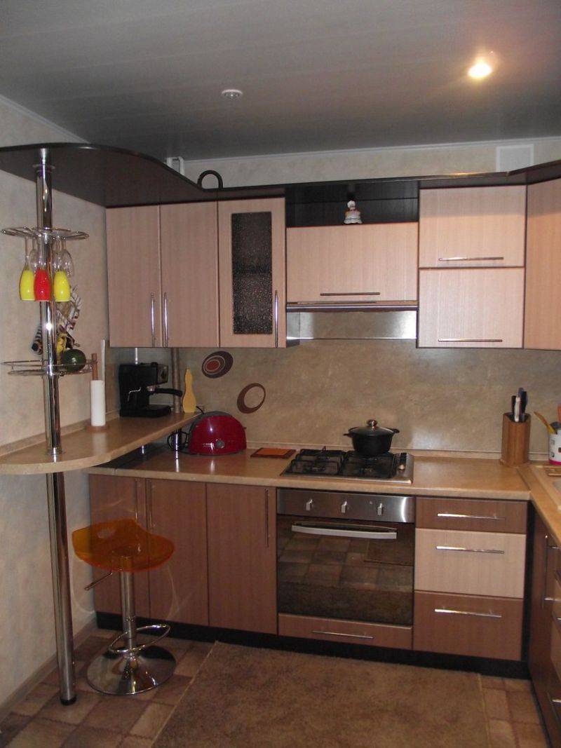 угловая кухня с барной стойкой в Ижевске