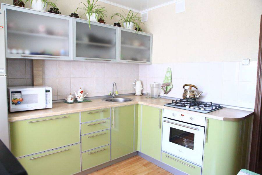 небольшая угловая кухня в Ижевске