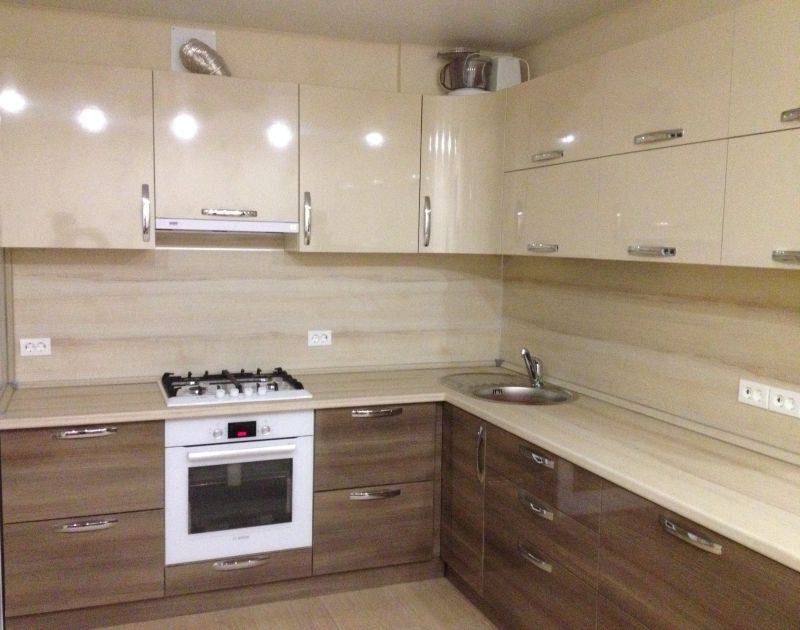 бежевая угловая кухня в Ижевске