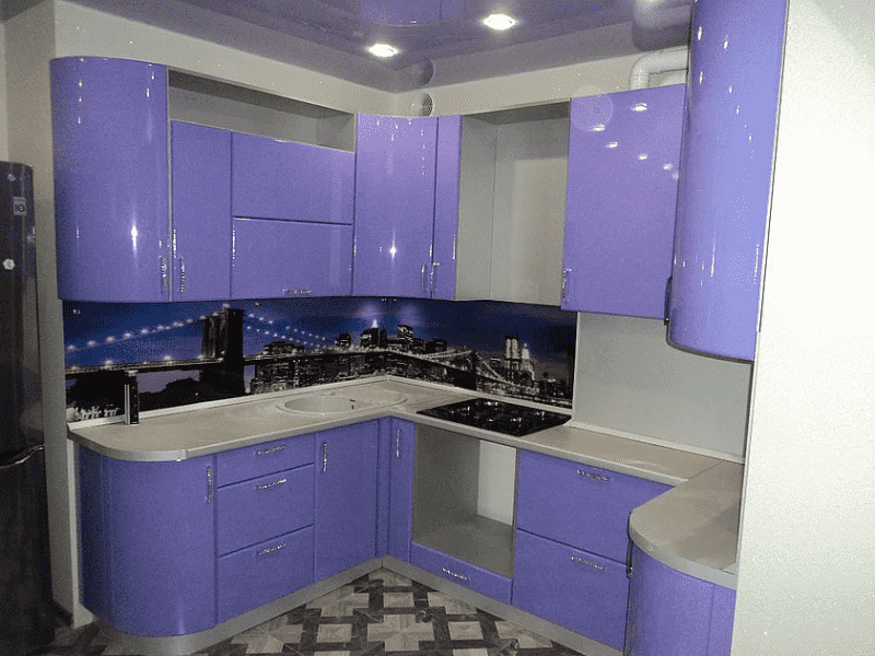 сиреневая радиусная кухня в Ижевске