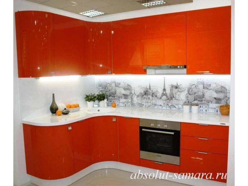 угловая кухня с плавными фасадами в Ижевске