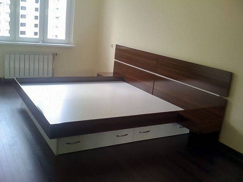 высокая двуспальная кровать с ящиками в Ижевске