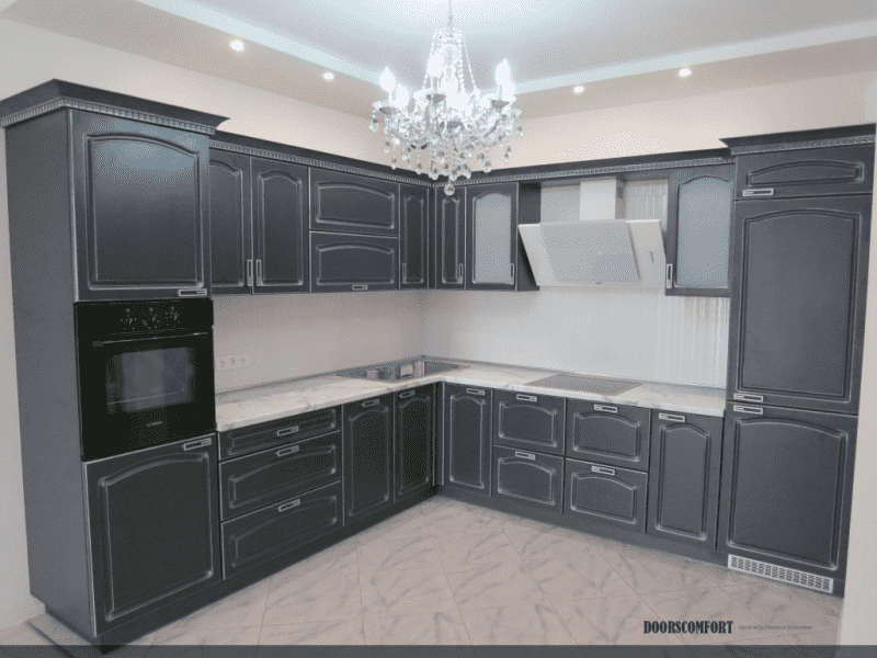кухня в классическом стиле с крашенными фасадами гальяно в Ижевске