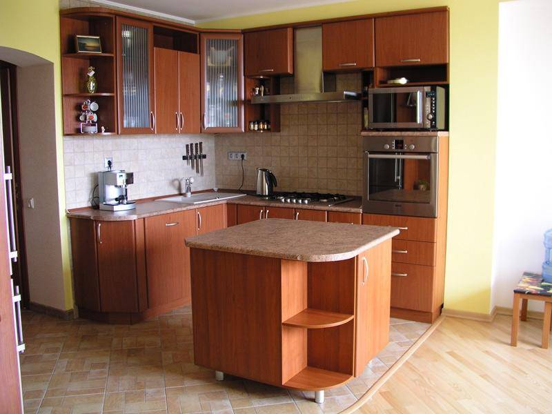 угловая кухня с островом в Ижевске